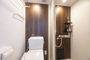 deTOUR unit shower
