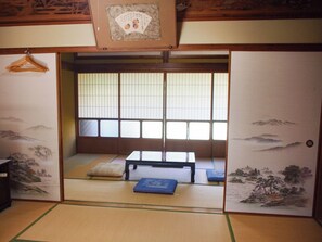 ・[Two adjacent Japanese-style rooms] You can stretch your legs and relax.