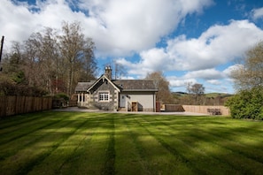 Honeysuckle Cottage - large enclosed garden with lawn and patio