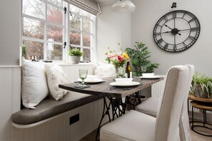 Honeysuckle Cottage - dining space with seating for four