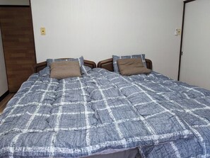 2 single beds