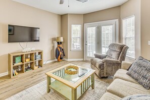 Living Room | Free WiFi | Smart TV | Central A/C & Heating