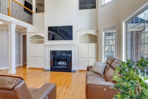 Living Room | Free WiFi | Central A/C & Heat | Smart TV | 1st Floor