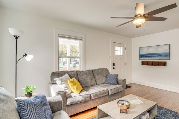 Gulfport Vacation Rental | 2BR | 2BA | 1,005 Sq Ft | 2 Steps Required