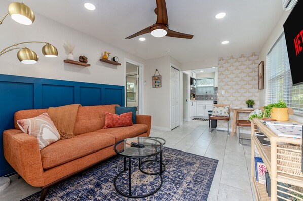 Welcome to our cozy guest house, nestled in the charming and peaceful United Central neighborhood of St. Petersburg, Florida! 😊