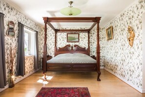 Luxury bedroom with 4 poster king size bed
