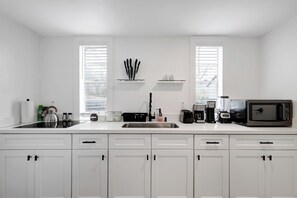 Fully equipped kitchen with high quality granite countertops.