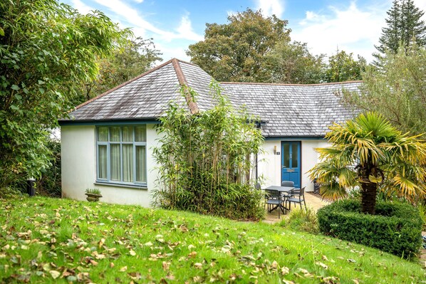 Stables sleeps 4 exterior cottage with hot tub the valley cornwall