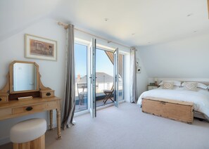 Master Bedroom / King size bed and ensuite bathroom 