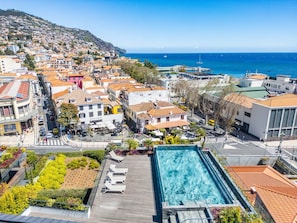 The building's infinity pool and solarium on the 6th floor facing the ocean and with a breathtaking view of Funchal