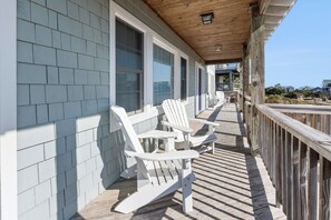 DU612: Windjammer | Mid Level Porch