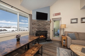 SGR Summit 1303 fireplace, TV and access to private deck