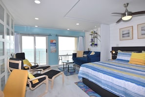 Living/sleeping area