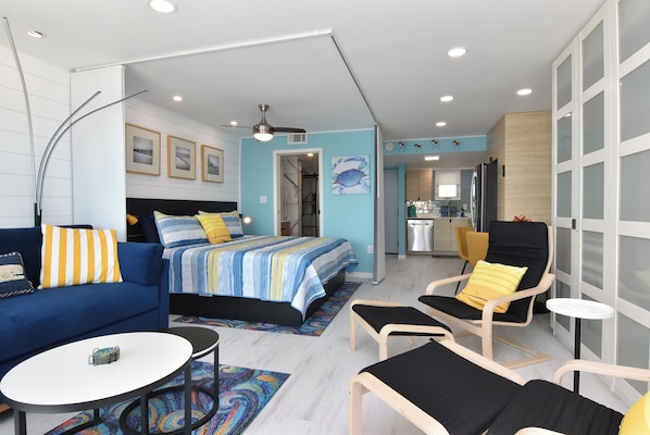 Living/sleeping area