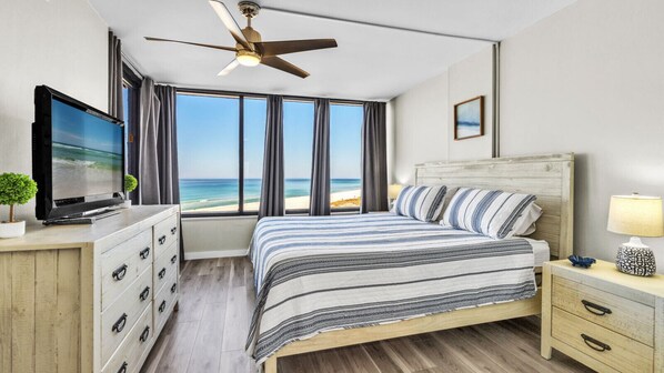 King size bed with an amazing view of the Gulf!