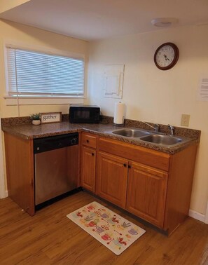 26 Columbia - Eat-in kitchen