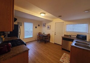 26 Columbia - Eat-in kitchen