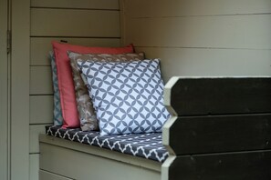 Daisy pod porch