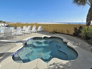 Pelican Isle Hot tub