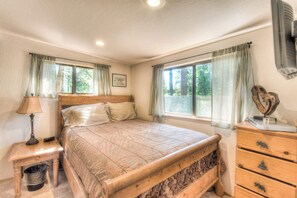 Primary bedroom: Full bed w/ Smart TV (Netflix, Hulu)