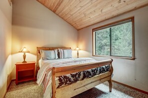 2nd bedroom: Queen bed (2nd floor)