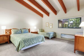 Master bedroom: Queen and Twin bed