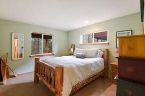 2nd Bedroom: Queen Bed