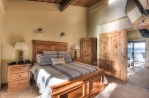 Master bedroom: Queen bed w/ lakefront patio, Smart TV (no cable)