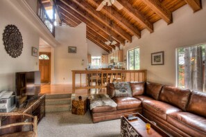 Living room w/ gas fireplace, flat screen TV