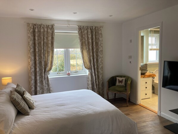 Egyptian linens, TV with streaming services, underfloor heating.