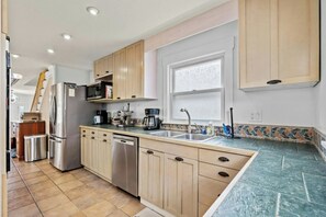 All modern appliances to make meal preparation a breeze.