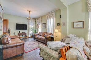 Living Room | Smart TV | Board Games | Books | Central Air Conditioning/Heat