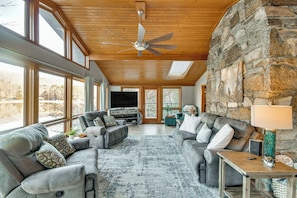 Living Room | Central Heating & A/C | Free WiFi | Main Level