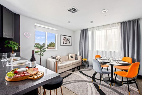 Enjoy a complete dining experience for four people in our fully equipped dining area, featuring all the necessary utensils for a delightful meal. We offer a dedicated bar area, designed to comfortably accommodate an additional four guests.