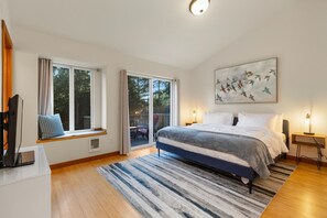 King Bed I Balcony