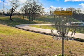 76-acre Seven Oaks Park offers Nashville’s top disc golf course nearby.