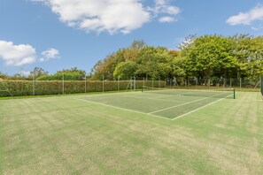 The Granary, Hacheston: Tennis court available for use on request