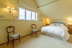 The Granary, Hacheston: Master bedroom with king size bed