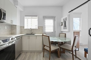 A stylish blend of functionality and comfort, perfect for preparing meals and gathering.