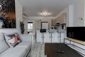 Cozy living space with a Smart TV and comfortable seating, ideal for unwinding after a long day. 📺✨