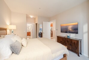 Bedroom with Queen bed and Smart TV