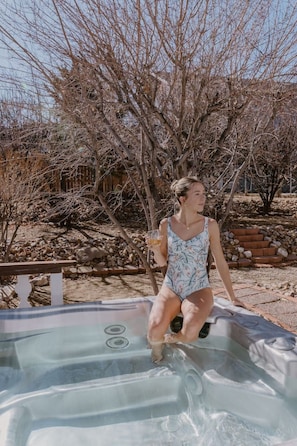 Outdoor spa tub