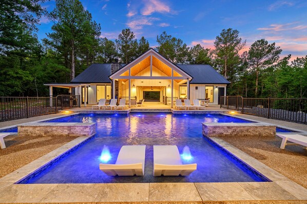 Midnight Cowboy: Luxury Pool Cabin in Broken Bow, Perfect for Families & Groups!