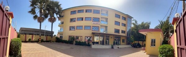 Vista frontal de la propiedad