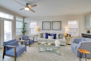 Living Room | Queen Sleeper Sofa | Smart TV | Free WiFi | Central A/C & Heating