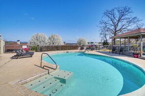 StoneRidge | Community Amenities | Hot Tub | Tennis Court