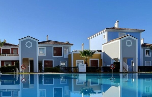 Swimming pool & gardens