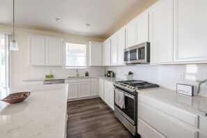 Beautiful, Fully Stocked Kitchen with Modern Design