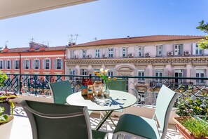 Balcon ensoleillé avec vue 