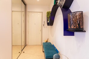Couloir moderne et chaleureux